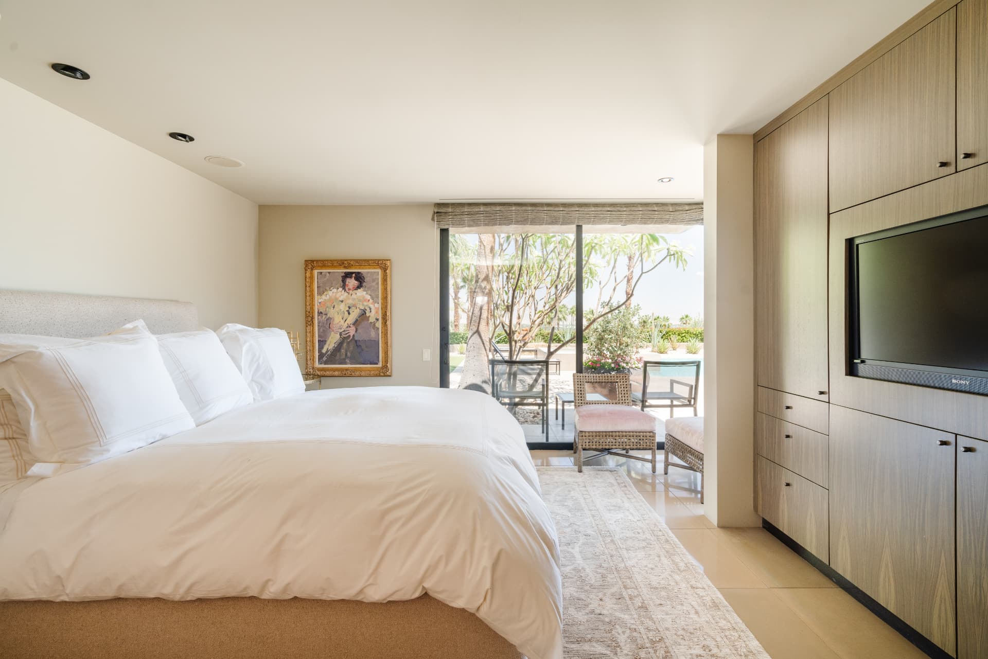 Guest bedroom opening to the garden at 70257 Calico